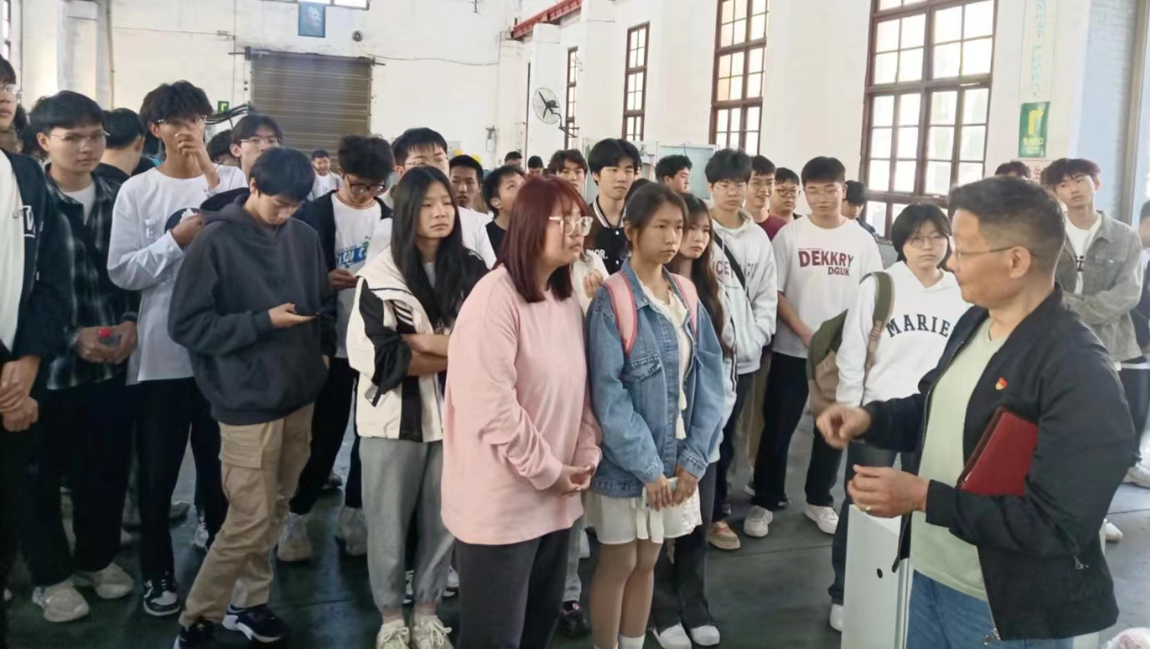 1711761431637613.jpg 3.29湖南工程學院自動化專業(yè)學生來我司認識實習2.jpg