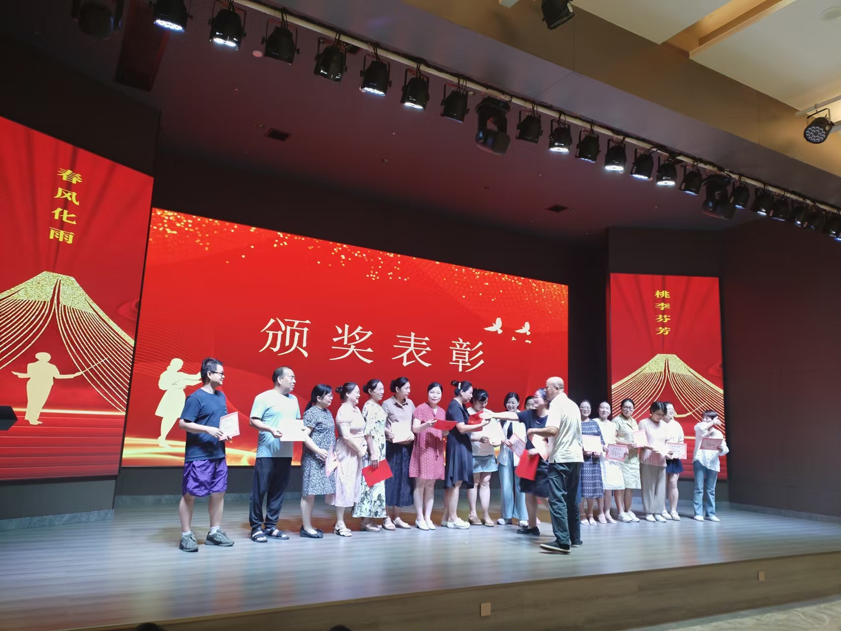 9月10日，曙光學(xué)校教師節(jié)文藝晚會在湖南精正溢香園酒店舉辦