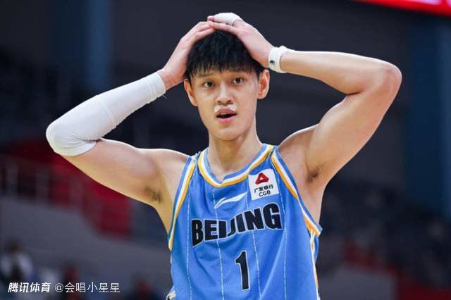 围绕名角金啸天的演出，戏院内外，前台与后台正在上演惊心动魄但又滑稽异常的事件。