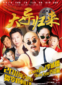 艾玛顶着一头炸毛似没睡醒，外出不忘端三明治暴露吃货属性，。