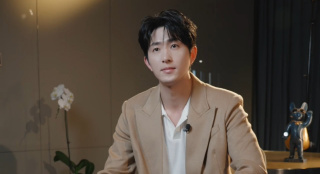 []独家原创稿件，未经授权不得转载，违者将追究其相关法律责任 标签： 陈佩斯黄渤姜武戏台 ： 相关新闻 正月初四看佩斯，《戏台》压轴登场了！